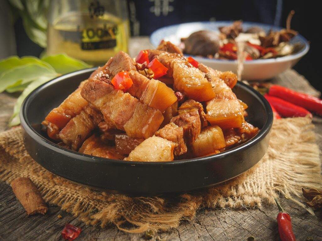 农家饭桌的底气,是一锅炖得颤悠悠的硬菜。