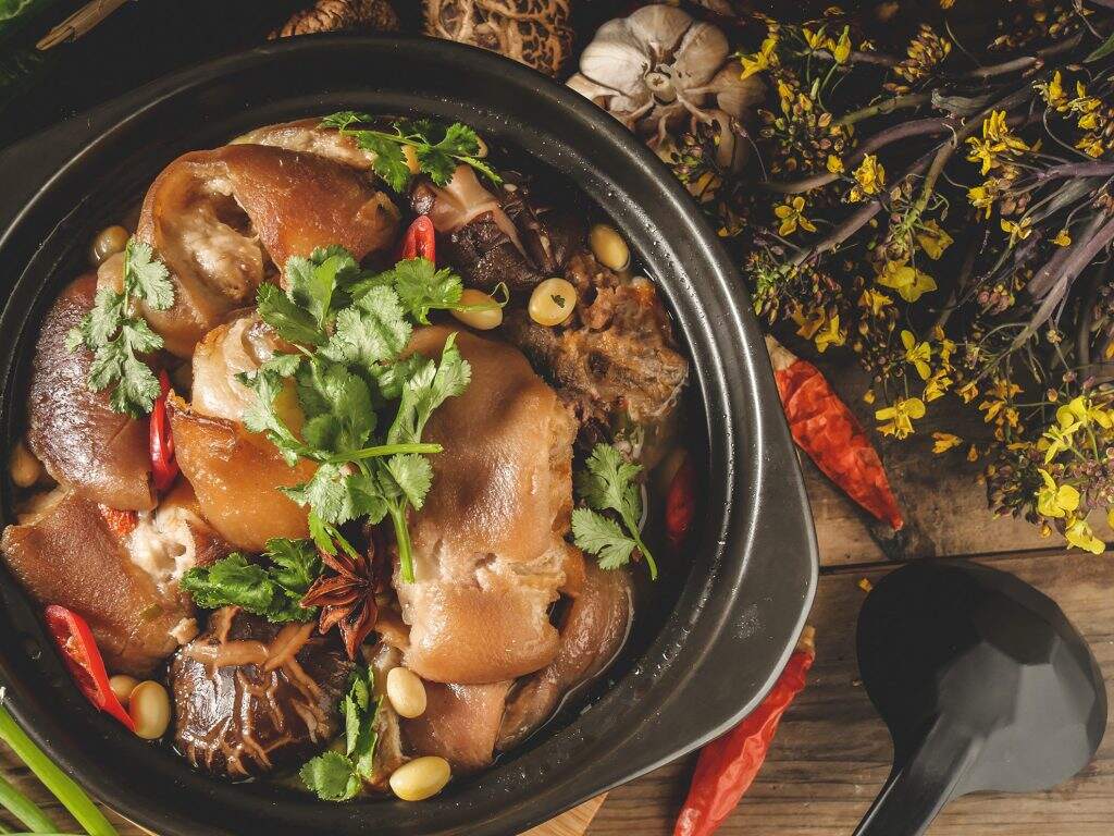 节日里的饭桌，砂锅炖得咕嘟响才够底气。