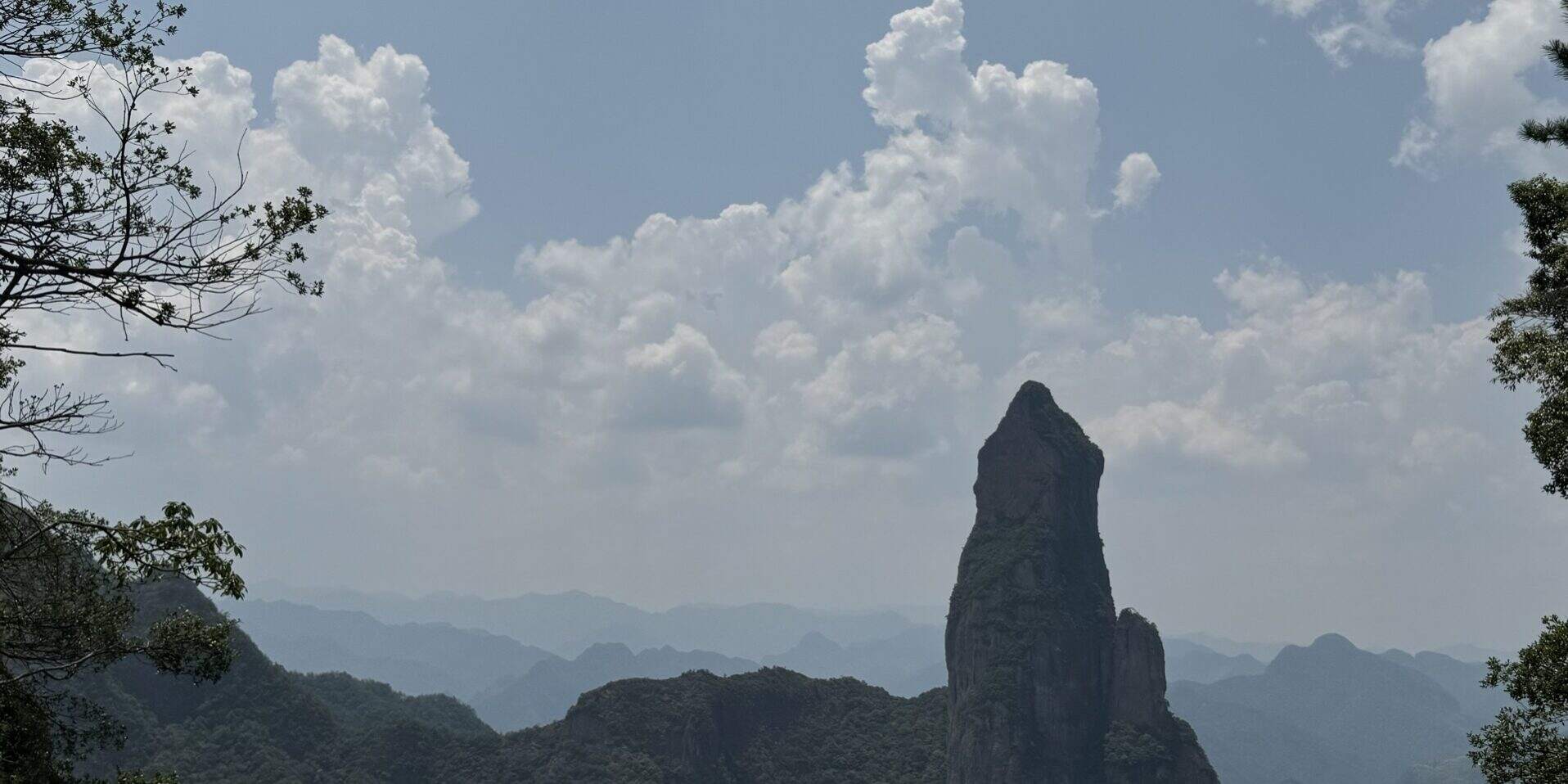 云雾奇峰与水中汀步石 云雾奇峰与水中汀步石