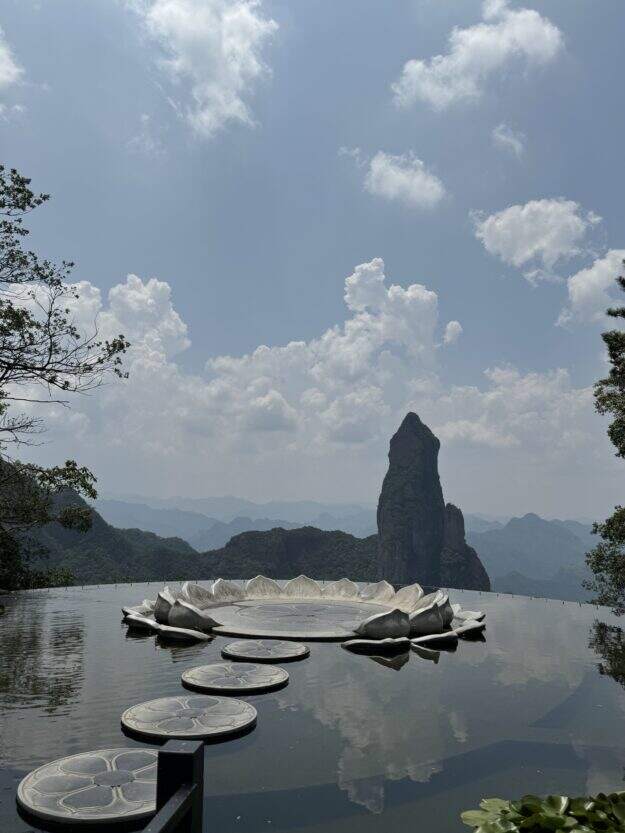 云雾奇峰与水中汀步石