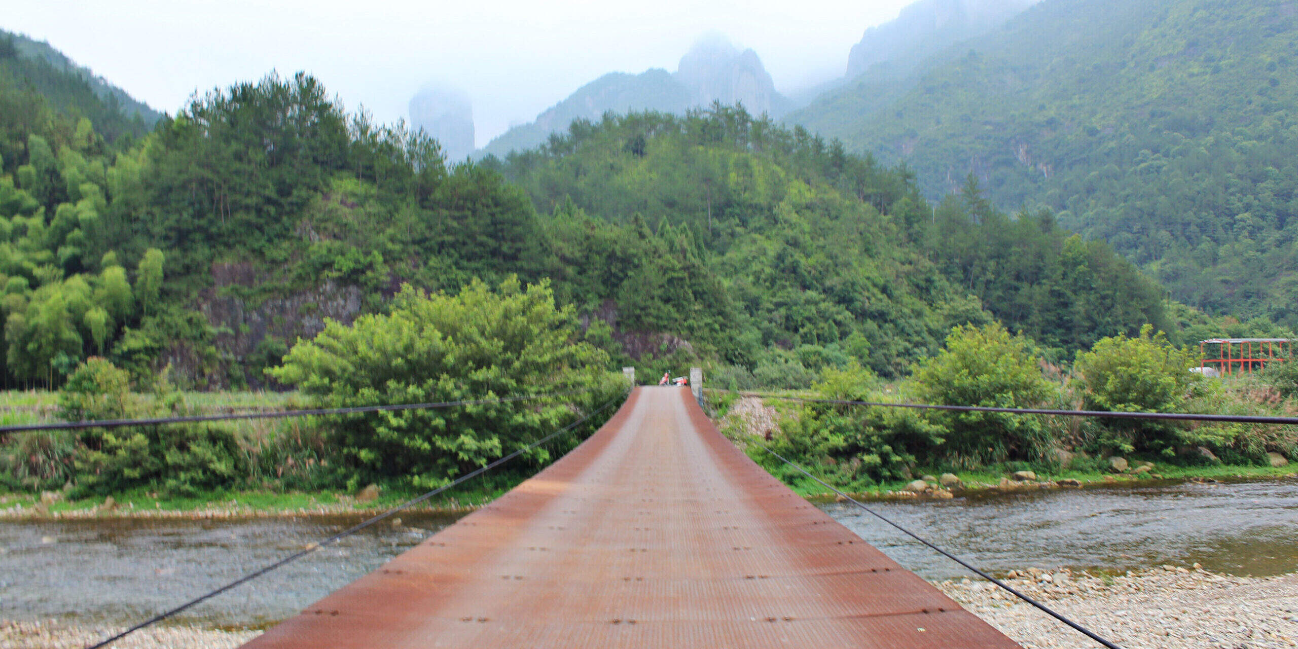 晨雾红桥青山