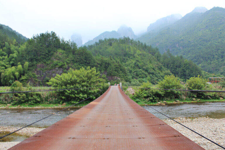 晨雾红桥青山