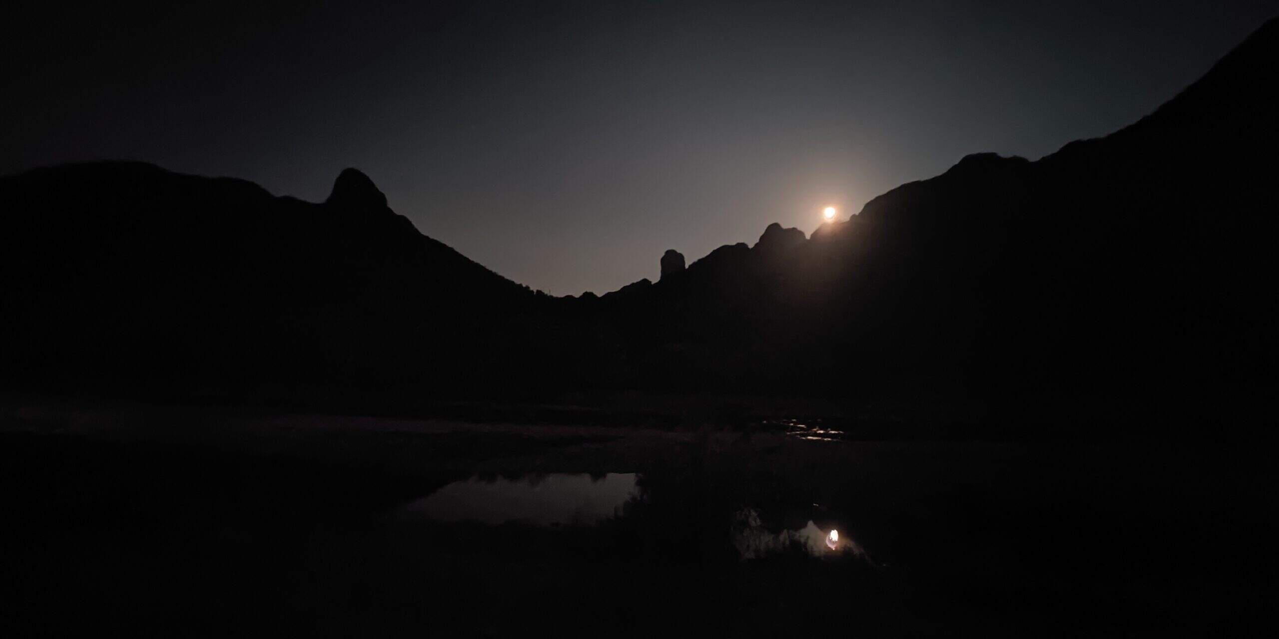 韦羌溪月夜:满月卡在山脊豁口,滩涂映碎光