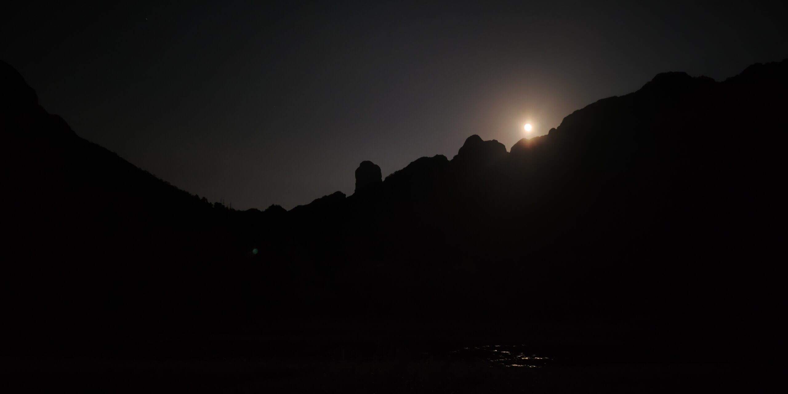 韦羌溪月夜:月出山脊,水面映月光