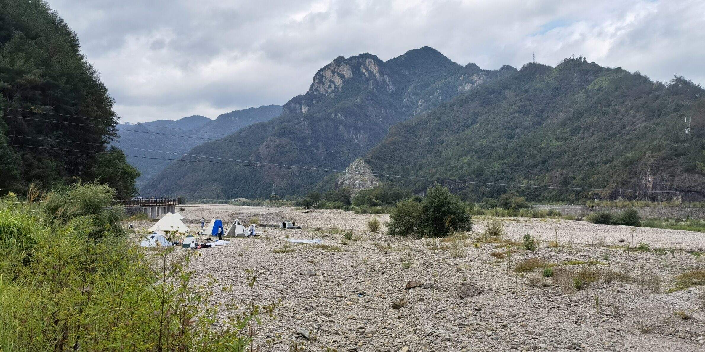 韦羌溪河滩露营:卵石滩上的帐篷营地